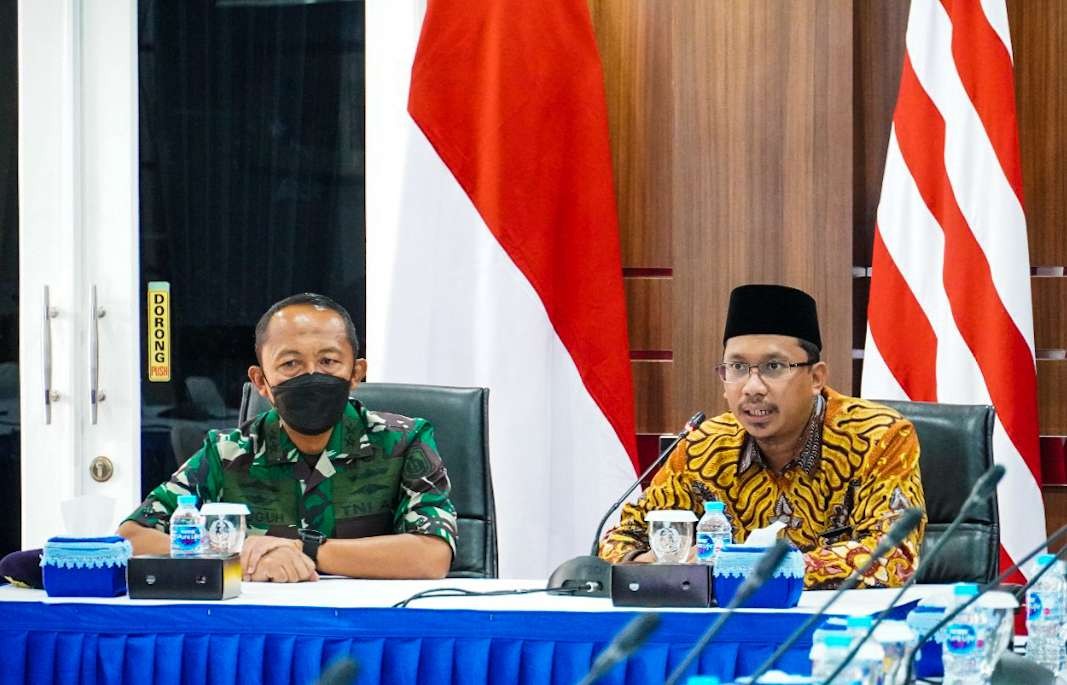 Bupati Sidoarjo bersama KASAL Laksamana TNI Yudo Margono. (Foto: Istimewa)