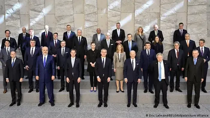 Para pemimpin NATO berpose bersama sebelum menuju ke pembicaraan tentang invasi Rusia terhadap Ukraina. (Foto: dw.com)