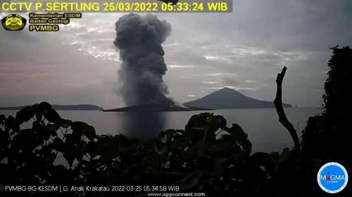 Erupsi Gunung Anak Krakatau, pada Jumat 25 Maret 2022. (Foto: Twitter PVMBG)
