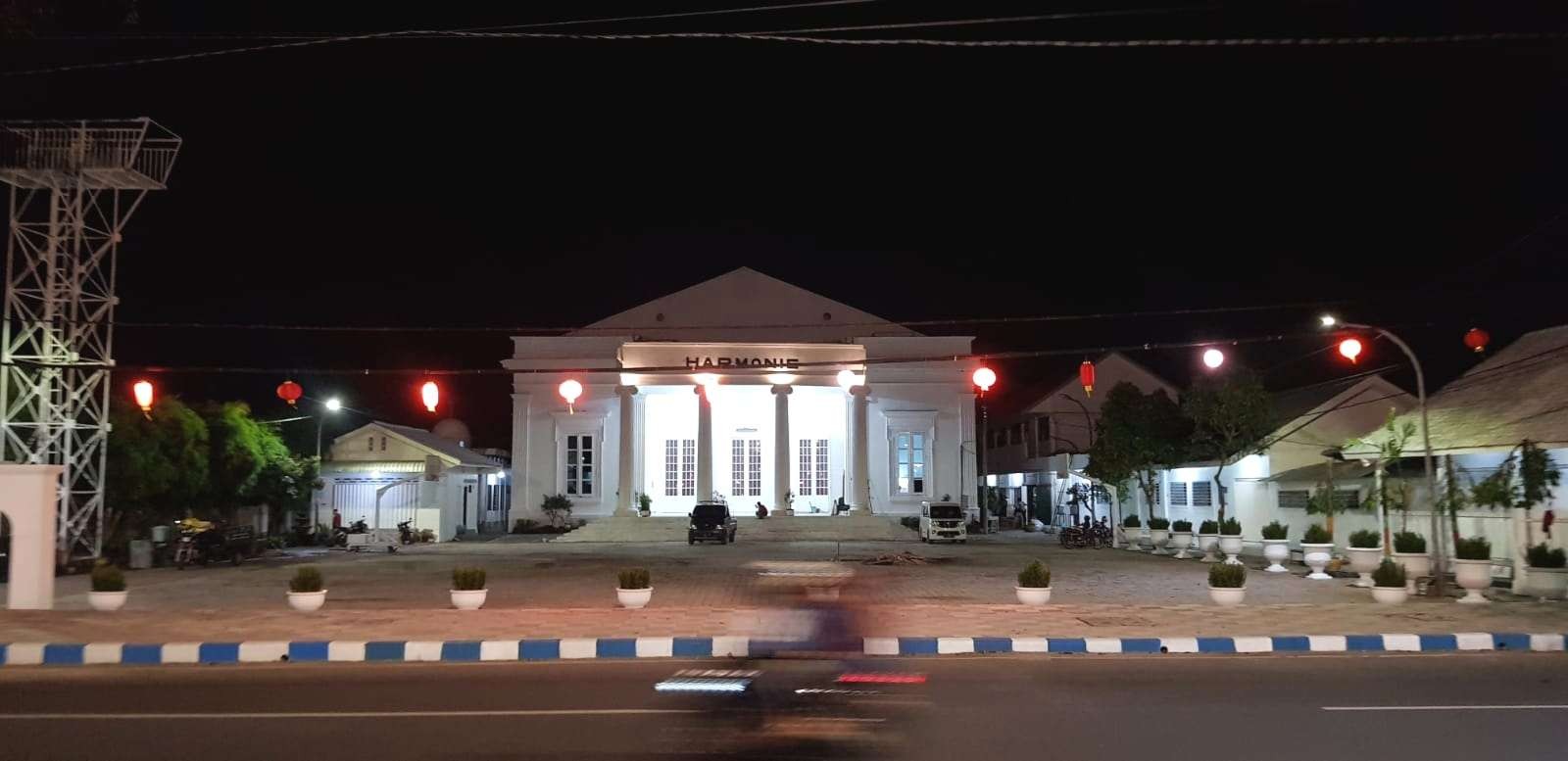 Wajah baru Gedung Harmonie Kota Pasuruan di malam hari. (Foto: Istimewa)