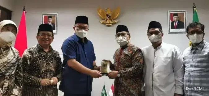 Ketua Umum Ikatan Cendekiawan Muslim se-Indonesia (ICMI) Prof. Arif Satria bersama Ketua Umum PBNU KH Yahya Cholil Staquf di PBNU Jakarta. (Foto: Istimewa)