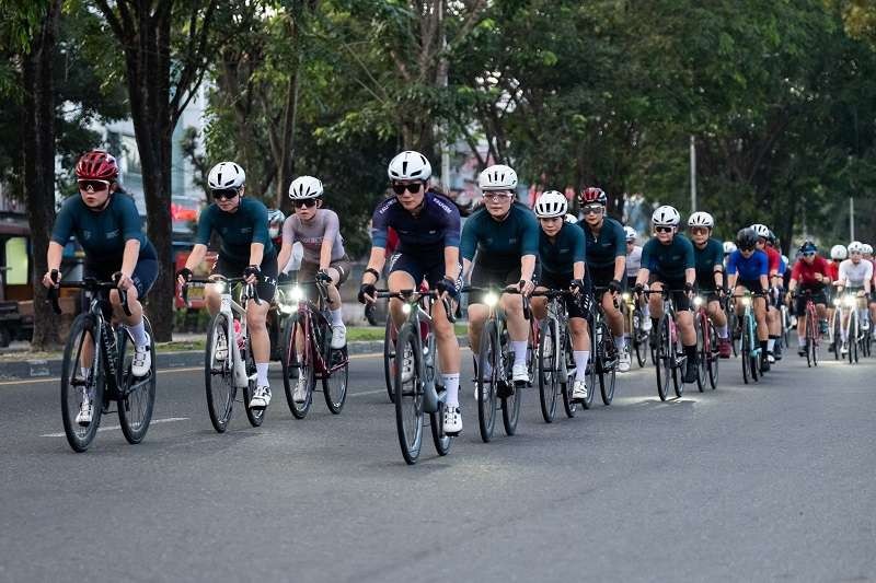 Cyclist perempuan Medan merayakan International Women's Day dengan gowes menggunakan jersey CRS yang warna-warni. (Foto: Istimewa)