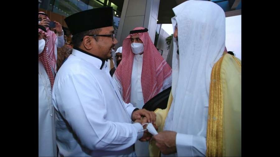 Menag Yaqut Cholil Qoumas menyambut kedatangan Menteri Urusan Islam Saudi. (Foto: Kemenag)