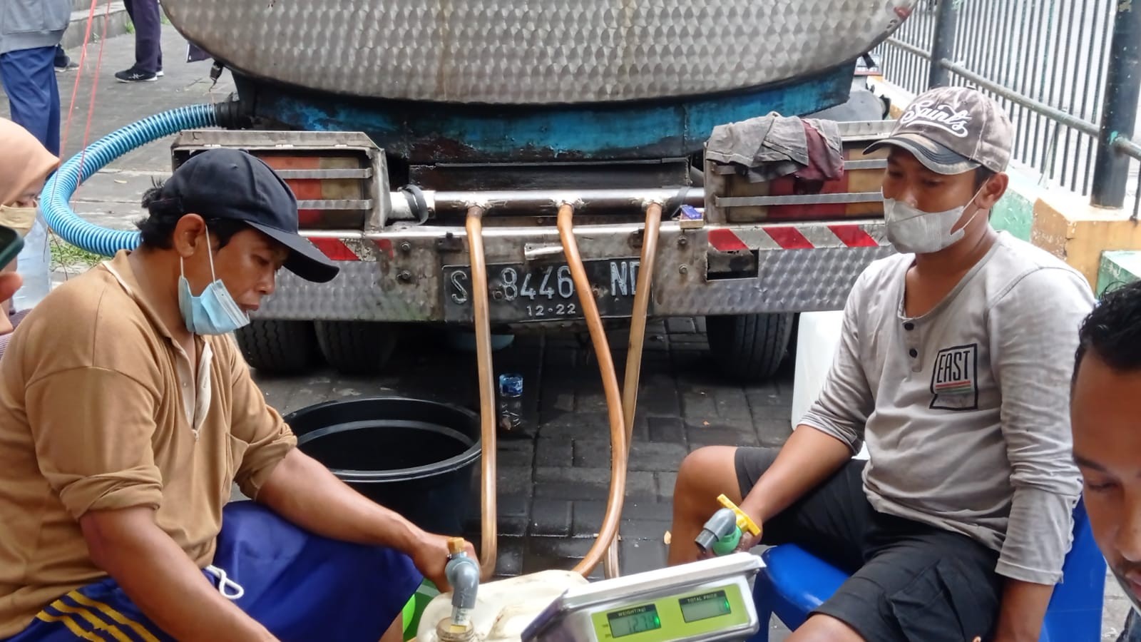 Penyaluran minyak goreng curah ke pedagang Pasar Wonokromo (Foto: Andhi Dwi/Ngopibareng.id)