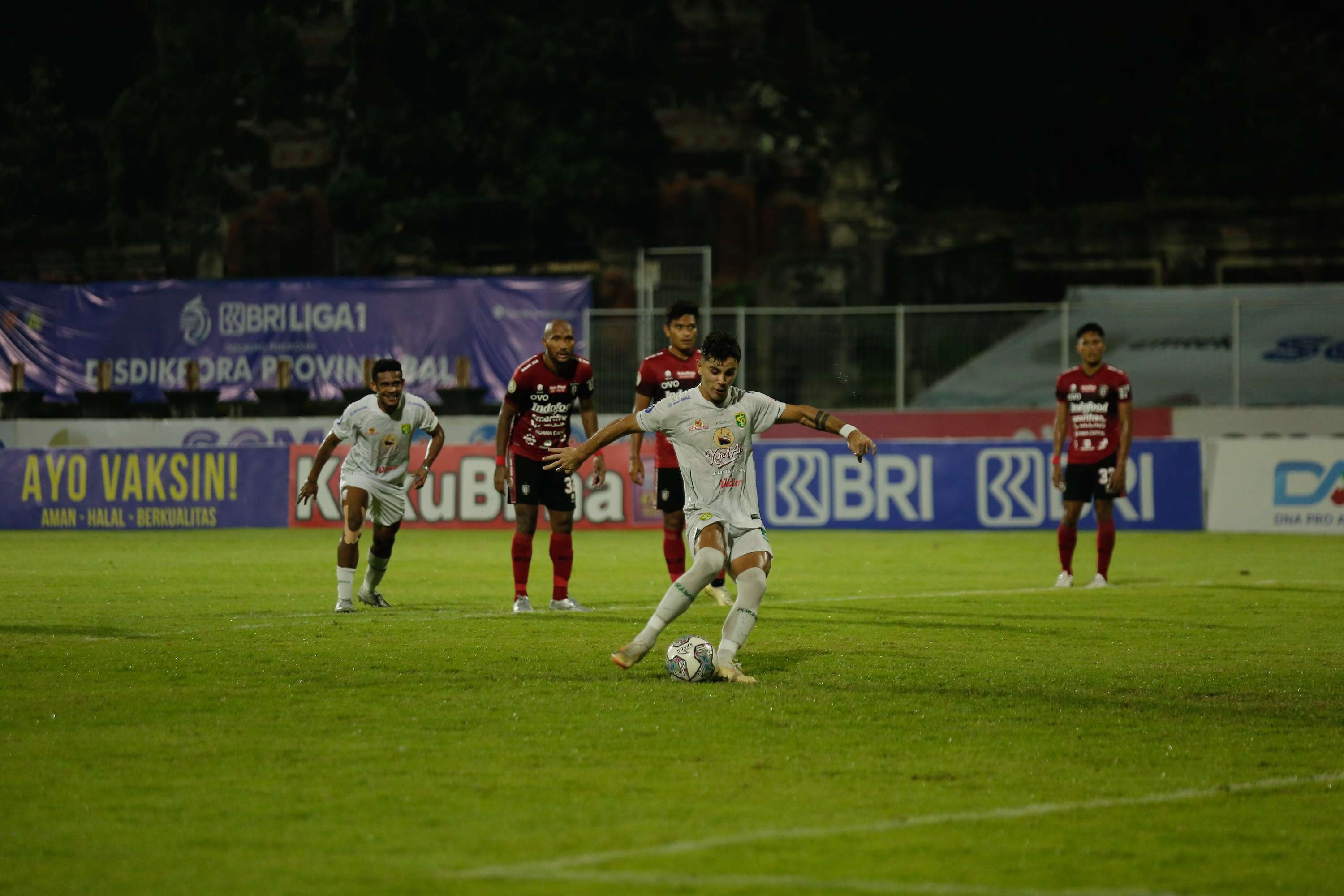 Pemain Persebaya, Bruno Moreira saat mengeksekusi penalti ke gawang Bali United di Stadion I Gusti Ngurah Rai, Bali, Jumat 25 Maret 2022. (Foto: Persebaya)