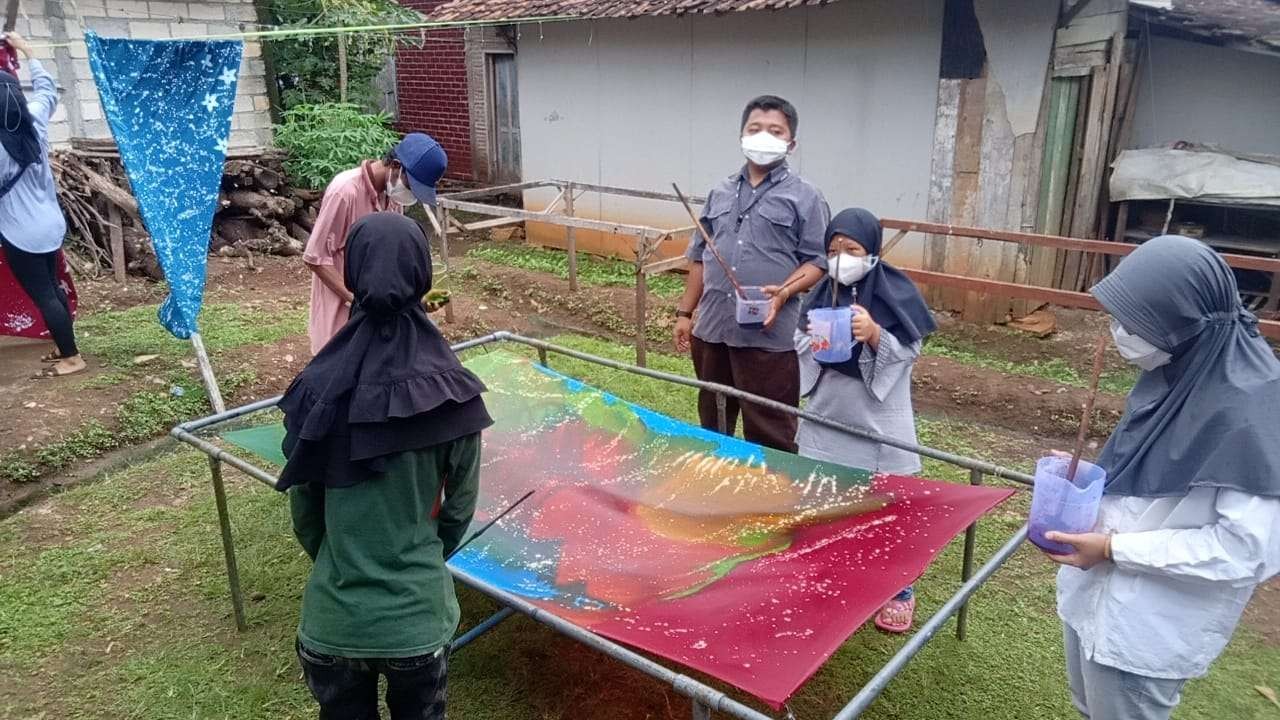 Para disabilitas saat membuat Batik Ciprat di halaman belakang rumah Fitri. (Foto: Istimewa)