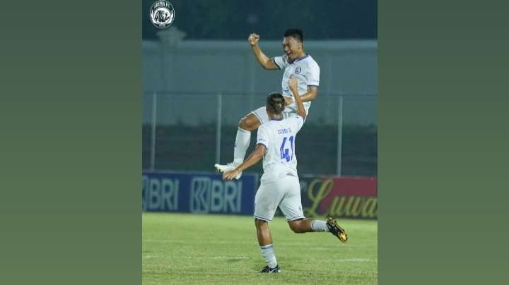 Pemain Arema FC, Rizky Dwi melakukan selebrasi pasca mencetak gol pembuka untuk Arema FC saat kontra Persikabo (Foto: Instagram:@aremafcofficial)