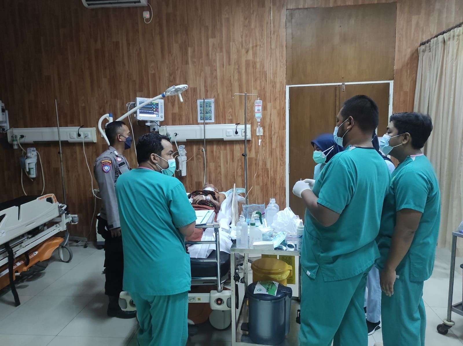 Kakek yang melukai lehernya sendiri masih menjalani perawatan di RSD dr Soebandi (Foto:Istimewa)