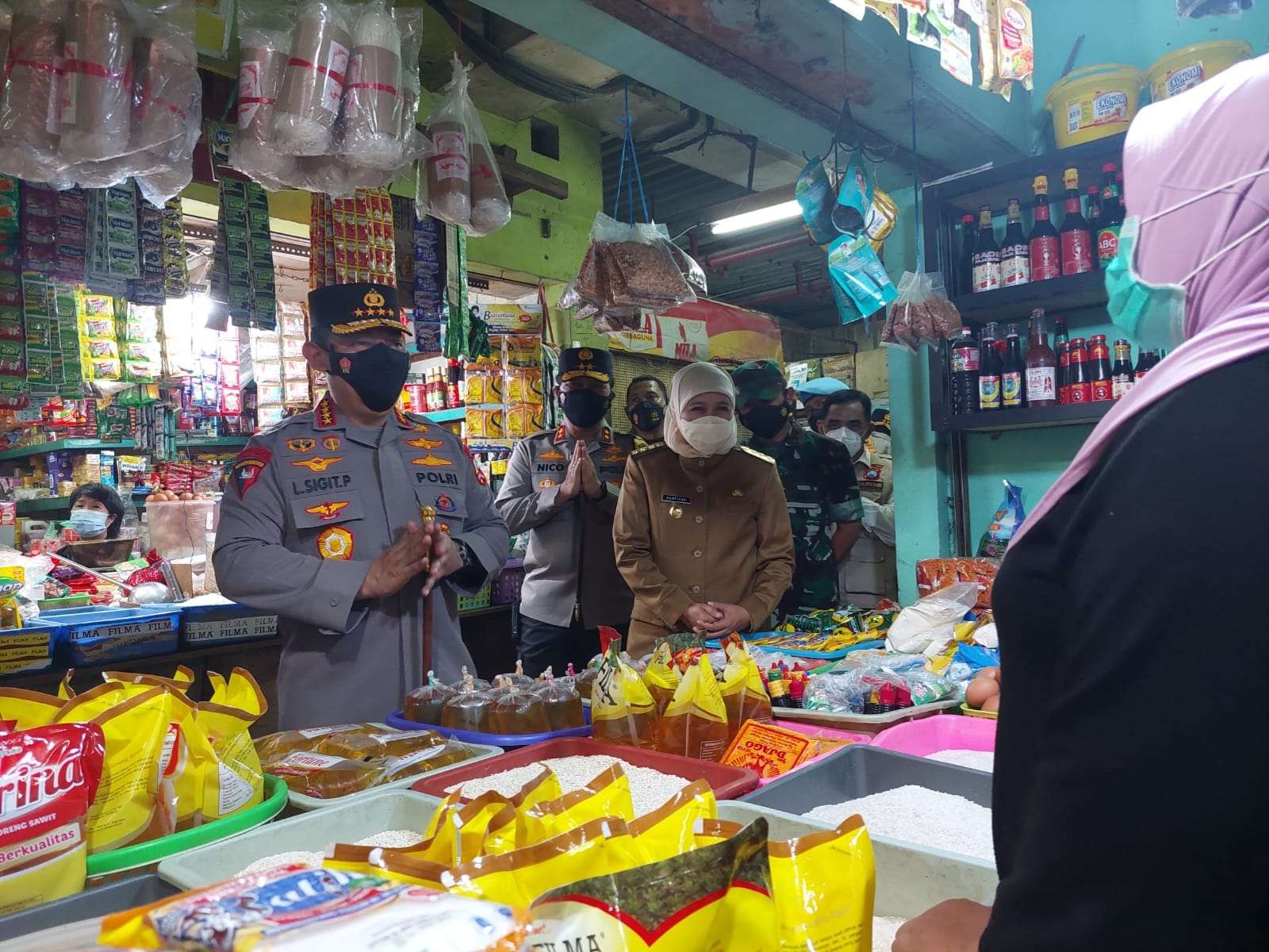 Dalam kunjungan kerjanya ke Surabaya Kapolri Jenderal Listyo Sigit Prabowo,  berkesempatan mengunjungi pasar Wonokromo. (Foto: Pita Sari/Ngopibareng.id)
