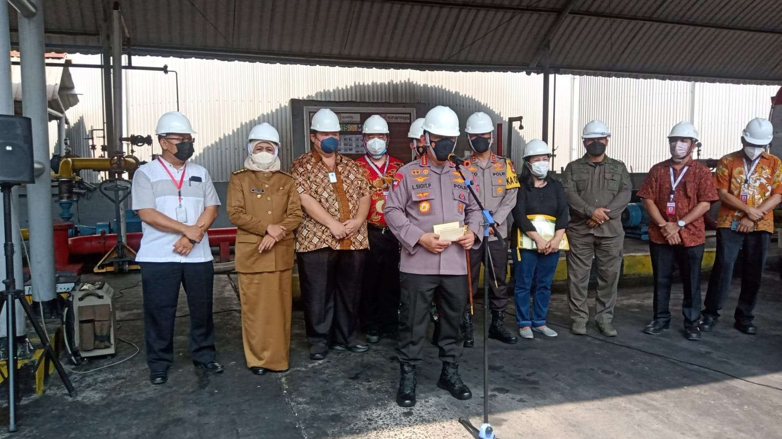 Kapolri Jenderal Polisi Listyo Sigit Prabowo usai meninjau salah satu produsen minyak goreng curah di kawasan Industri Rungkut, Surabaya, Sabtu 26 Maret 2022. (Foto: ist)