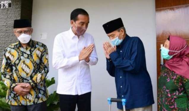 Presiden Jokowi mengunjungi mantan Ketua Umum PP Muhammadoyah, uang dilhabarkan yerkena serangan jantung ringan ( foto: Setpres)