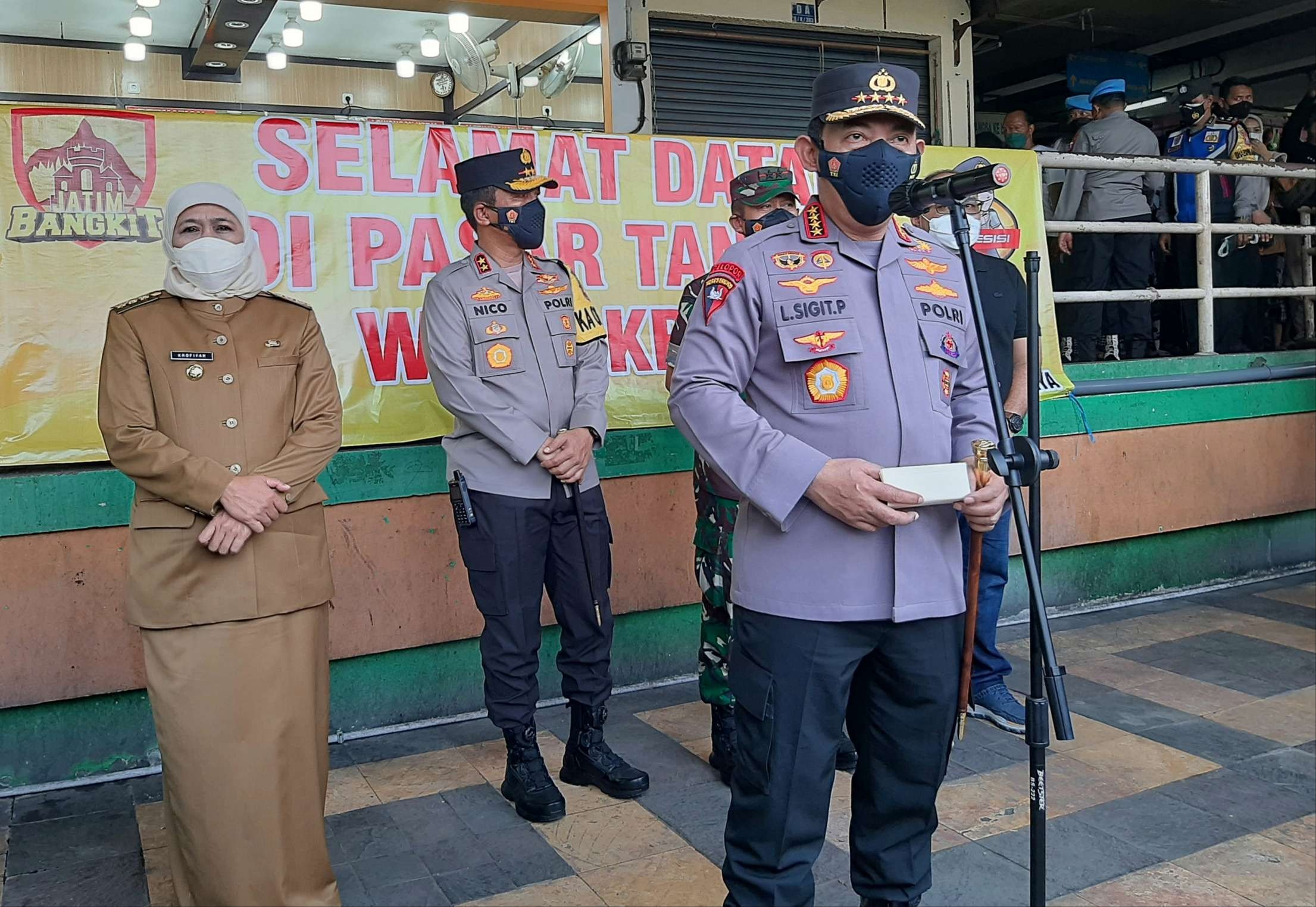 Kapolri Jenderal Listyo Sigit Prabowo saat ditemui di Pasar Wonokromo Surabaya bersama Gubernur Jatim. (Foto: Pita Sari/Ngopibareng.id)