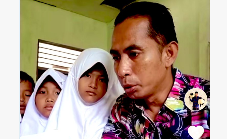 Netizen sedang banyak membicarakan cara mengajar Ribut Santoso, guru honorer SD di Lumajang. Kadindik Lumajang menjelaskan soal pemanggilan Ribut. (Foto: Twitter)