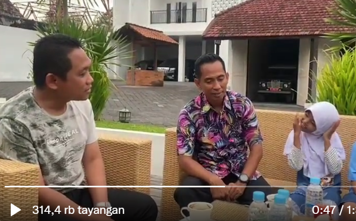 Bupati Lumajang Thoriqul Haq pun mengunggah video berisi percakapan pendek dengan Pak Ribut dan April, siswinya. (Foto: Twitter)