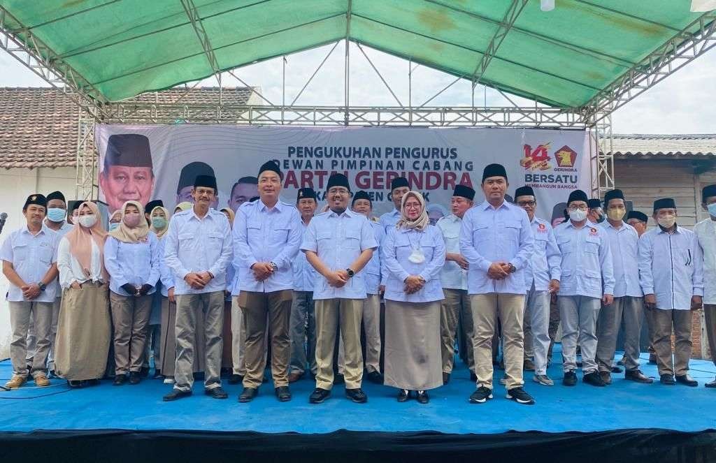 Ketua Gerindra Jatim, Anwar Sadad (tengah) usai mengukuhkan kepengurusan DPC Gerindra Gresik di Desa Kedungrukem, Kecamatan Benjeng, Gresik, Minggu 27 Maret 2022. (Foto: Istimewa)