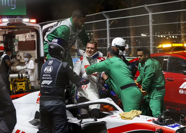 Tim medis tengah mengelurakan Mick Schumacher dari kokpit mobilnya. (Foto: CRASH)
