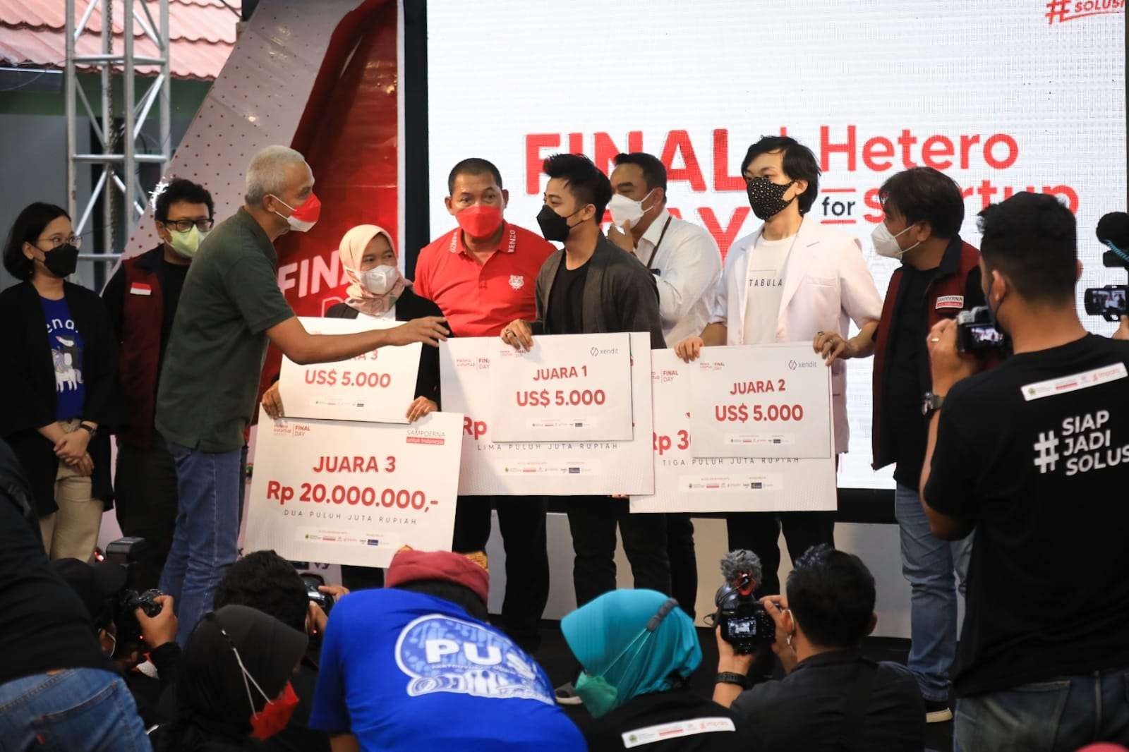 Gubernur Ganjar memberikan hadiah kepada pemenang Hetero for Startup. (Foto: Dok Jateng)