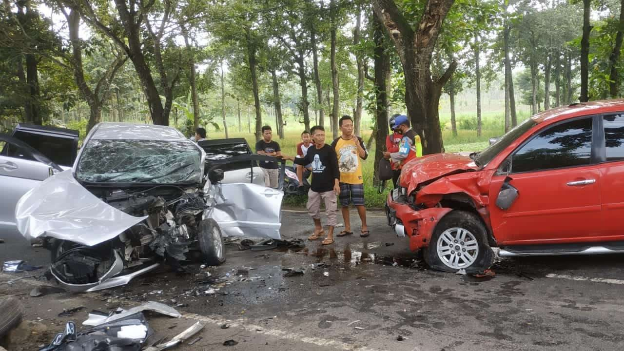 Kondisi kedua mobil usai terlibat kecelakaan maut di Tuban (dok. Unit Laka Satlantas Polres Tuban)s