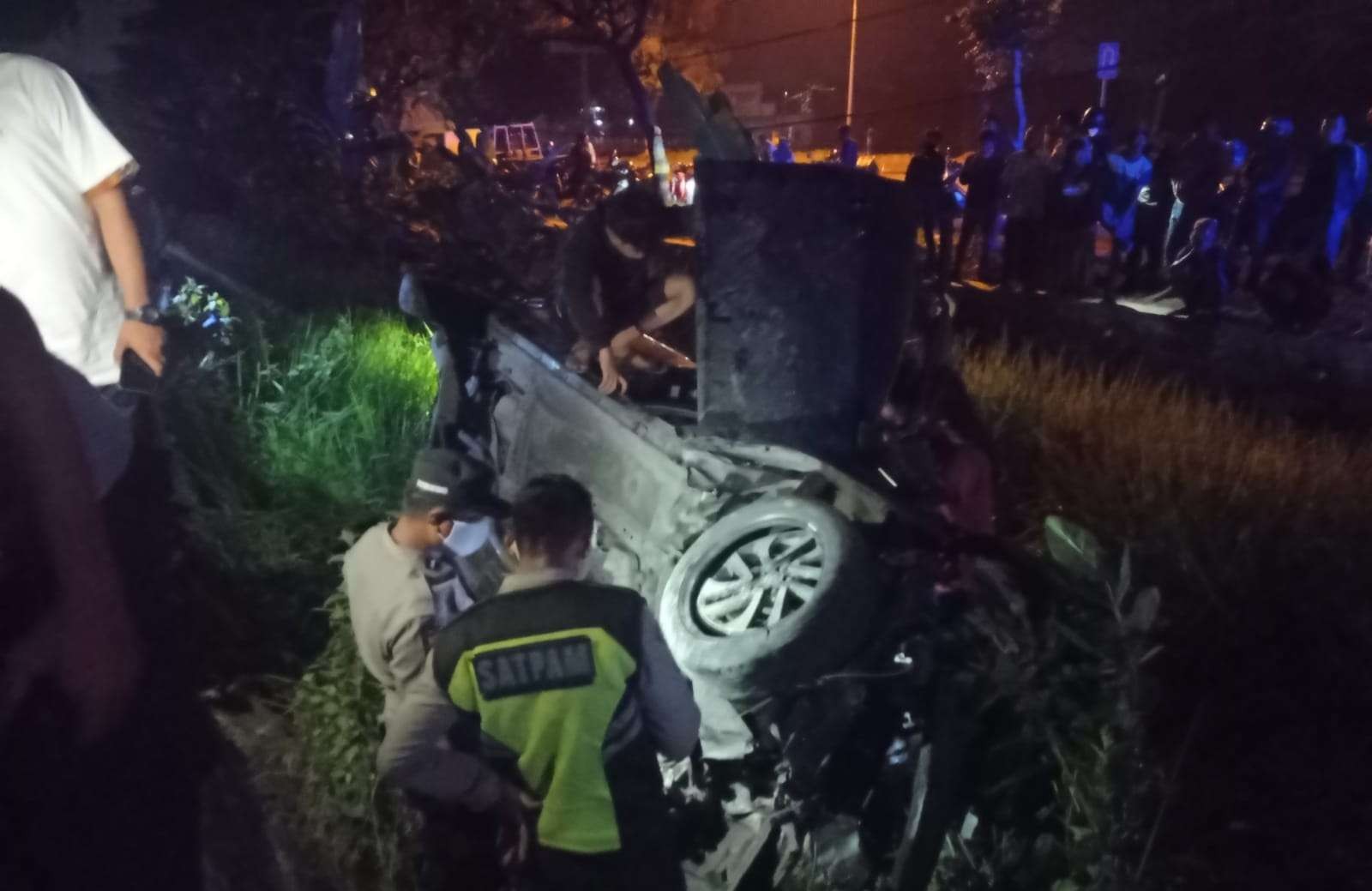 Toyota Sienta hancur ditabrak KA barang di lintasan rel tanpa palang pintu di Desa Paji, Kecamatan Pucuk, Lamongan. (Foto: Istimewa)