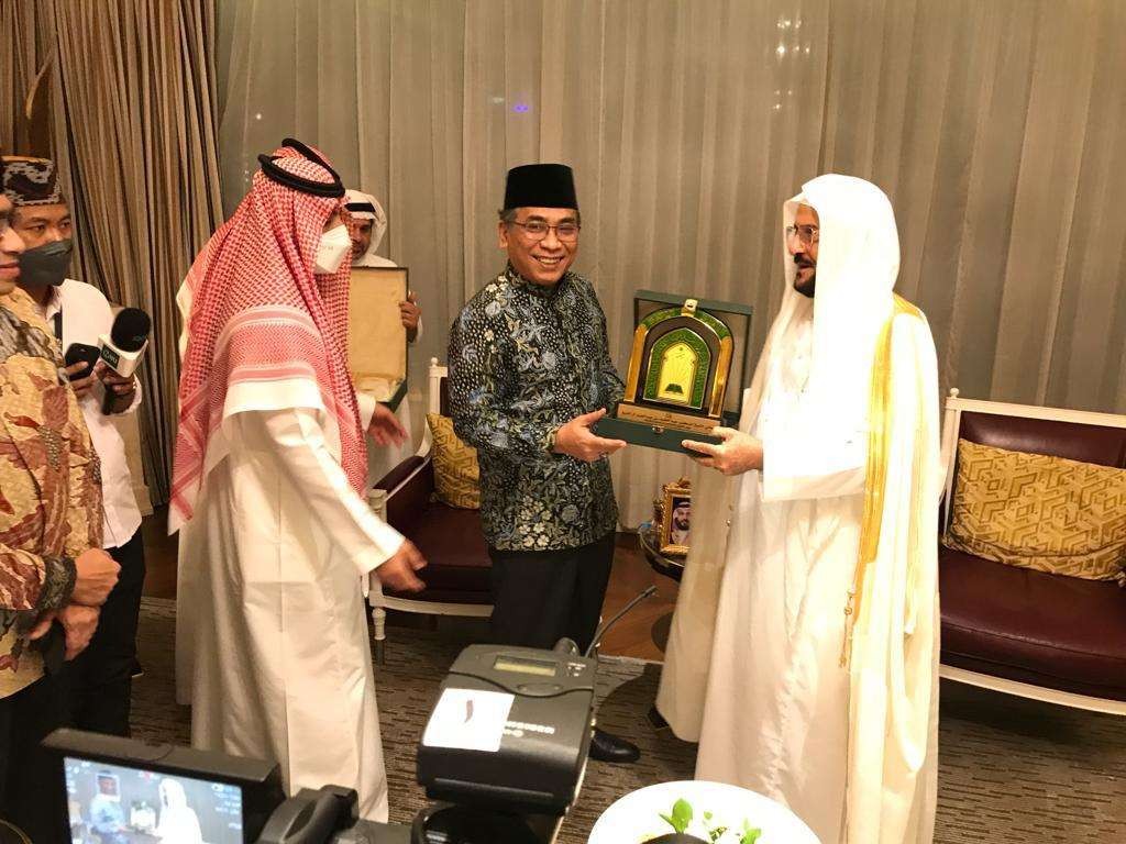 Menteri Menteri Urusan Islam, Dakwah, dan Penyuluhan Arab Saudi, Syaikh Abdullatif bin Abdulaziz bersama Gus Yahya di PBNU Jakarta. (Foto:Istimewa)