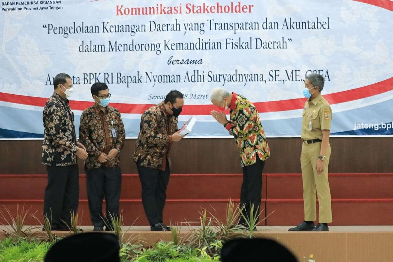 Anggota BPK RI Nyoman Adhi Suryadnyana usai menerima laporan keuangan pemerintah daerah Provinsi Jawa Tengah. (Foto: Dok Jateng)