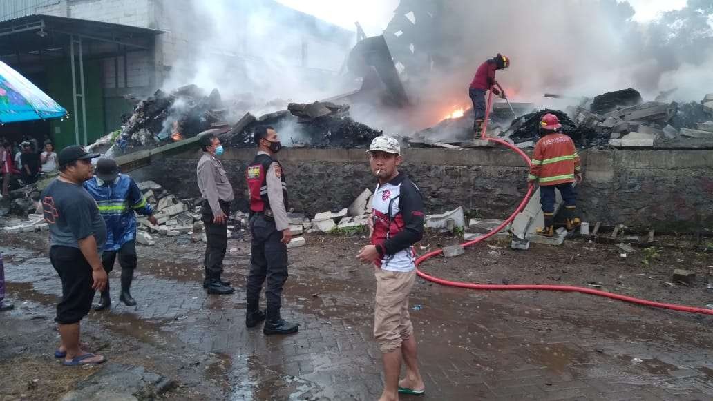 Kebakaran gudang benang di Purwosari, Kabupaten Pasuruan (Foto: istimewa)
