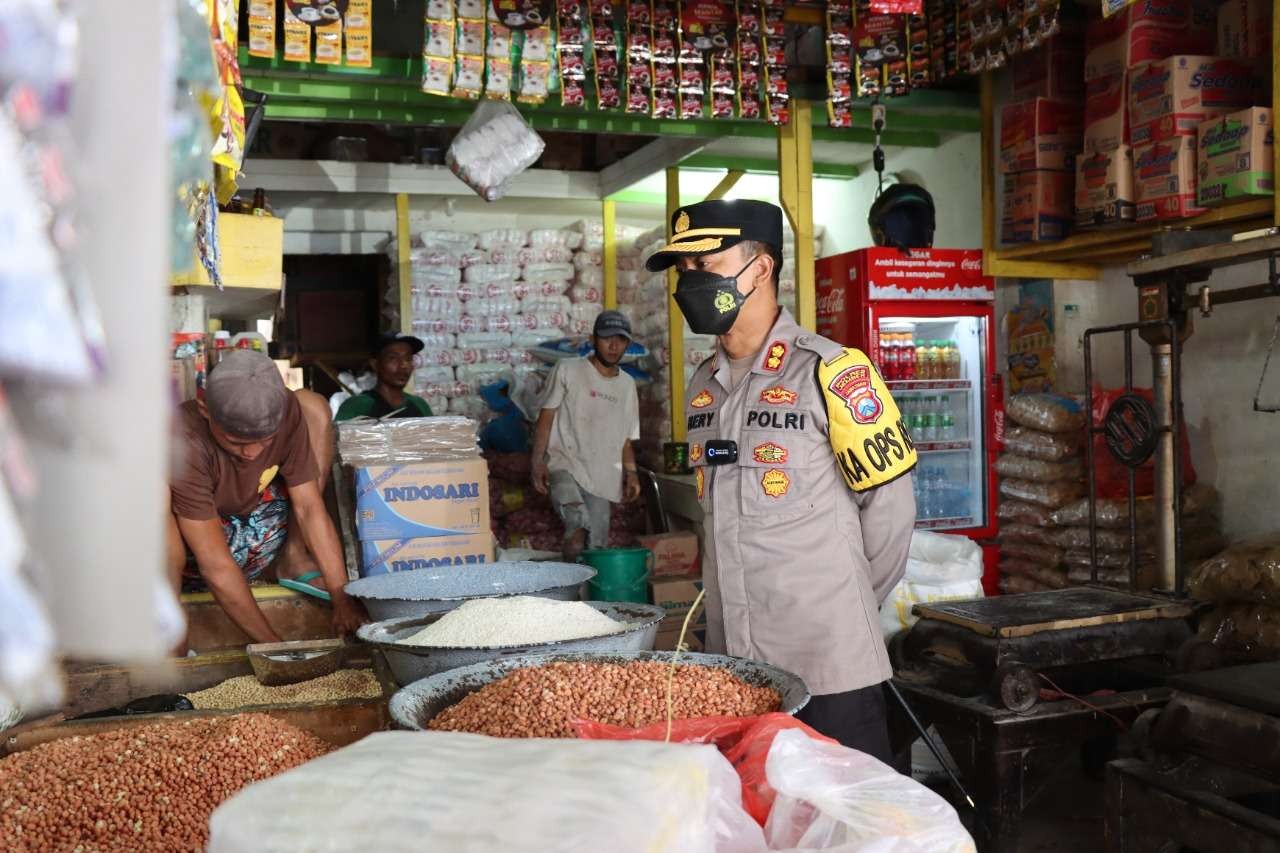 Kapolres Jember AKBP Hery Purnomo mendatangi pedagang saat sidak di Pasar Tanjung. (Foto: Istimewa)
