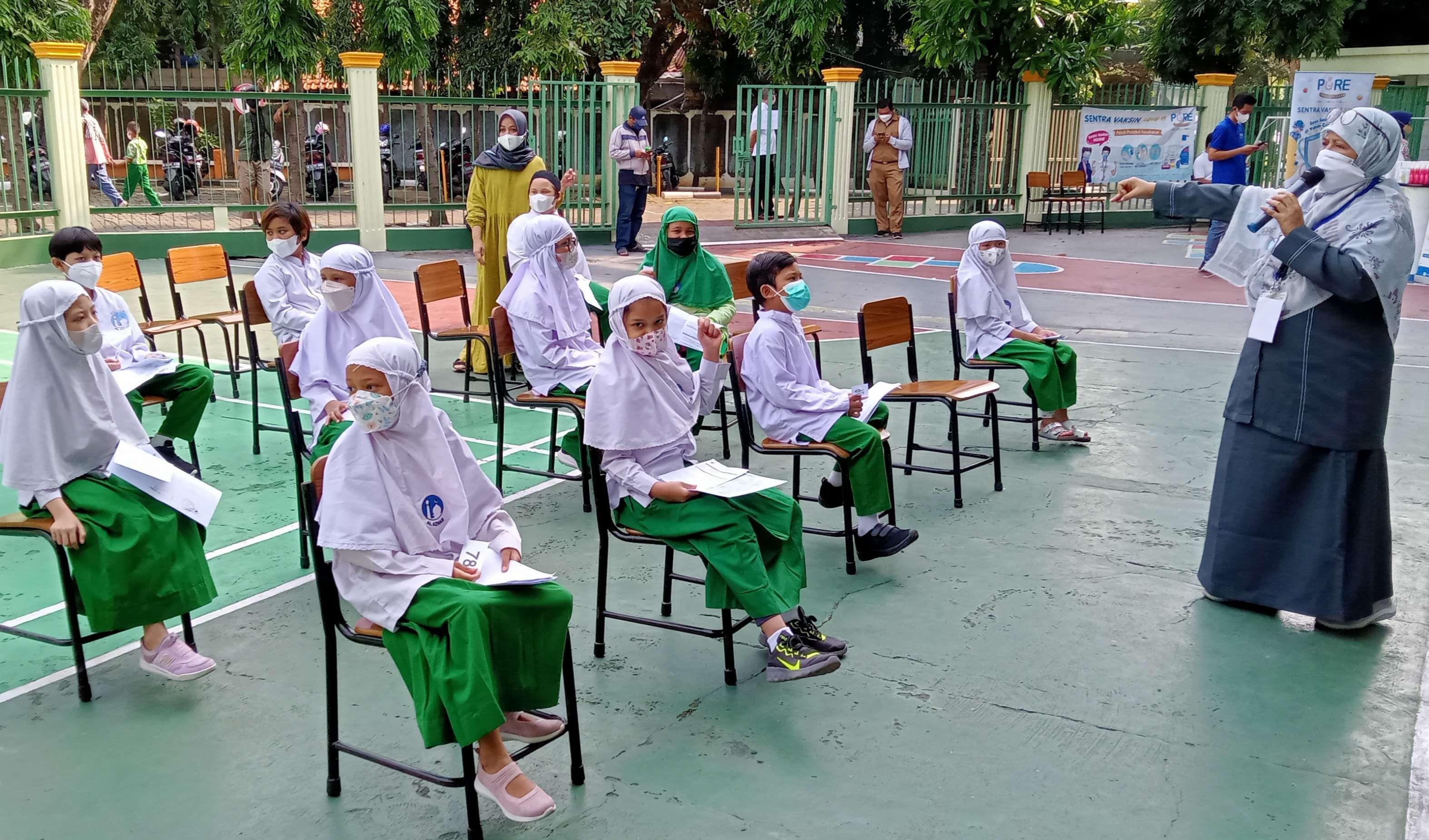 Ilustrasi Siswa SF Al Azhar Jakarta  Kemandoran, menunggu giliran vaksin fengan teyap menjaga protokol kesehatan. (Foto: Asmanu Dudarso/ngopibareng.id)