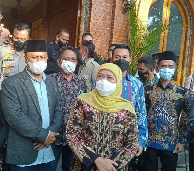Gubernur Jawa Timur Khofifah Indar Parawansa didampingi Bupati Tuban dan Anggota DPRD Jatim, usai meresmikan Cafe Raka Roja Tuban. (Foto: Khoirul Huda/Ngopibareng.id)
