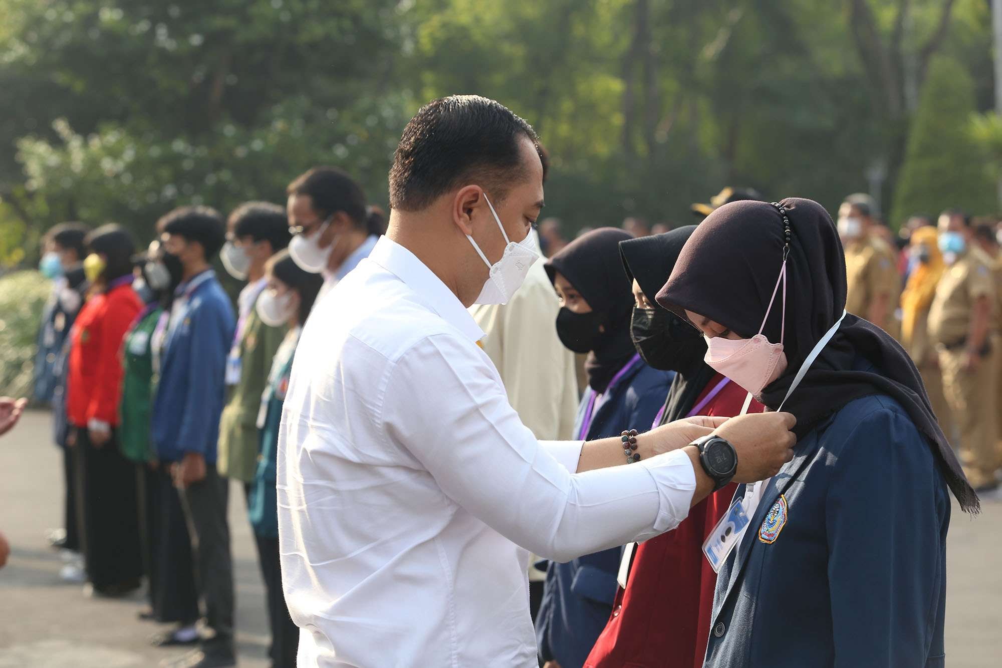 Wali Kota Surabaya, Eri Cahyadi saat memimpin apel pelepasan mahasiswa MBKM-A untuk bantu pelayanan adminduk. (Foto: istimewa)