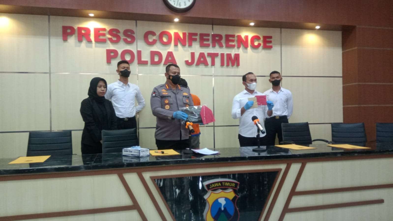 Kabid Humas Polda Jatim, Kombes Pol Dirmanto saat menunjukkan barang bukti hasil tangkapan terhadap pengedar dan pengguna narkoba di Mapolda Jatim, Surabaya, Senin 28 Maret 2022. (Foto: Istimewa)