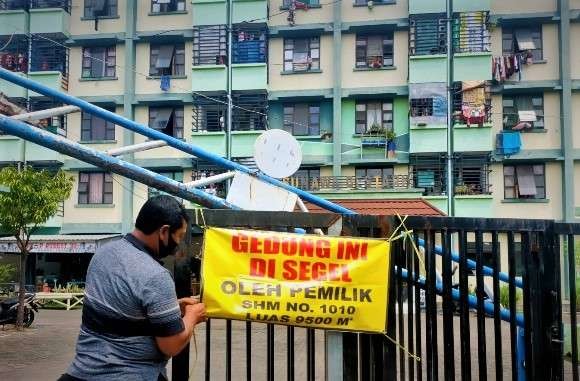 Rusunawa Bestari di Jalan Lingkar Utara (JLU), Mayangan, Kota Probolinggo disegel warga yang menuntut ganti rugi. (Foto: Ikhsan Mahmudi/Ngopibareng.id)