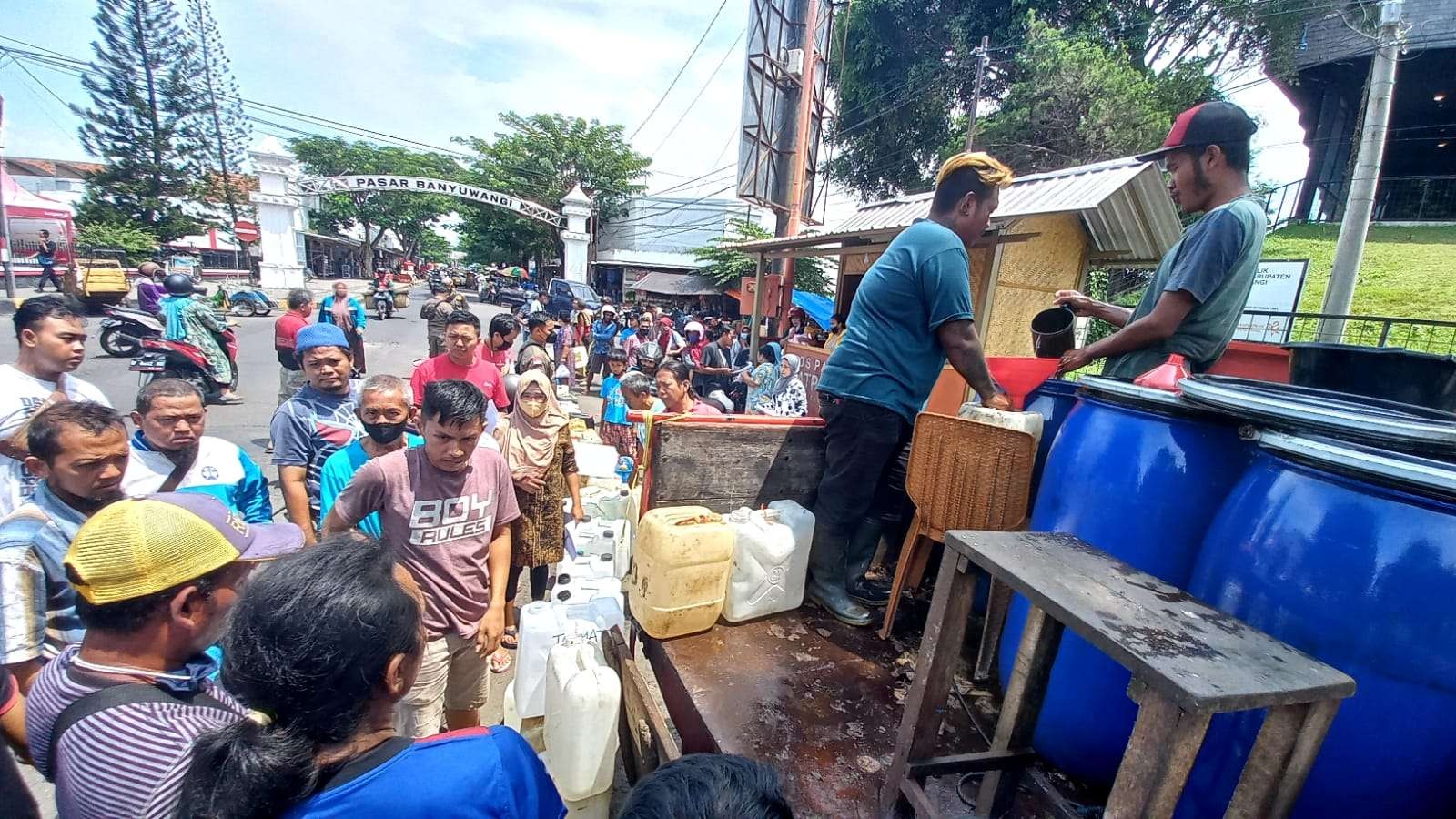 Pedagang Pasar Induk Banyuwangi antre membeli minyak goreng dari truk dalam operasi pasar yang digelar hari ini (Foto: Istimewa)