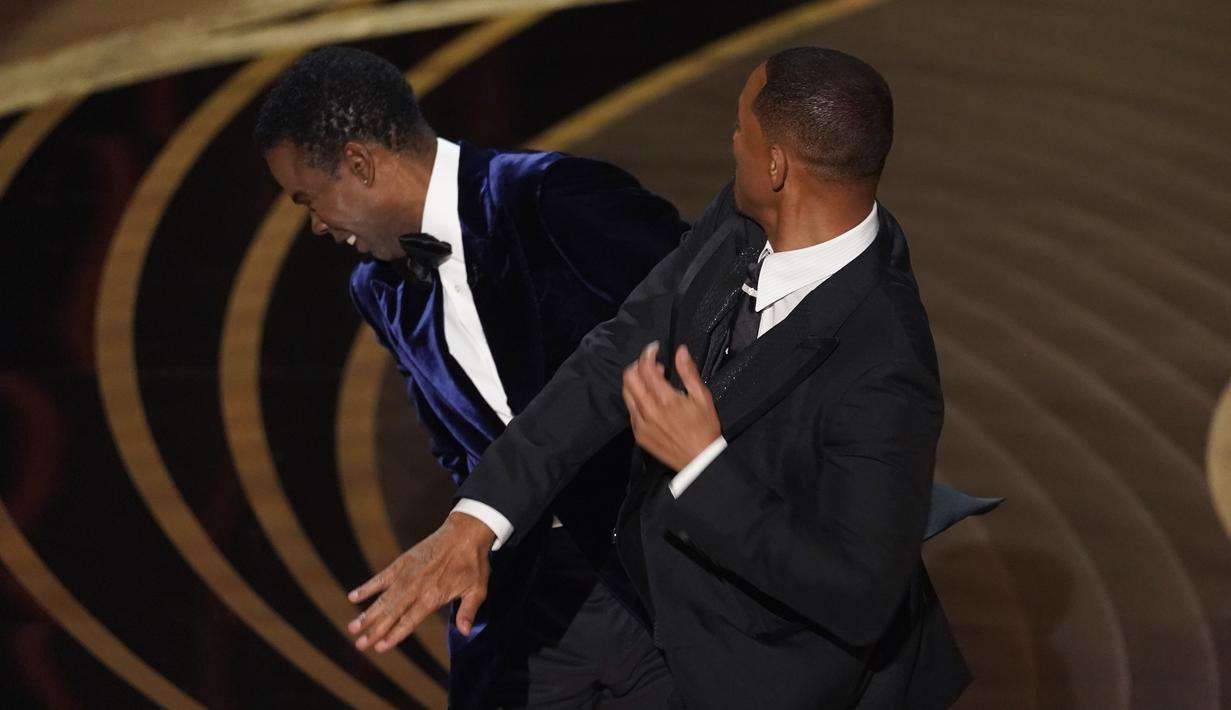 Insiden penamparan Will Smith ke Chris Rock di atas panggung Oscar 2022. (Foto: AFP/Chris Pizzelo)