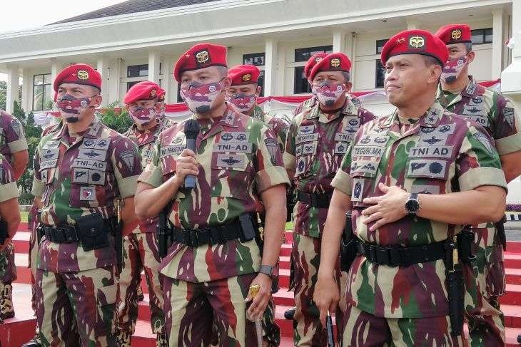 Danjen Kopasus Mayjen TNI Widi Prasetijono (tengah) dimutasi menjadi Pangdam IV/Diponegoro. (Foto: Ant)