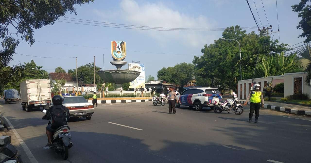 Satlantas Polres Tuban melakukan pengalihan arus lalu lintas di simpang tiga Manunggal Utara Tuban (dok. Satlantas Polres Tuban)
