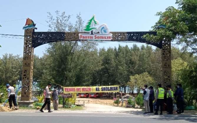 Gapura pintu masuk wisata pantai semilir Tuban di blokade warga. (Foto: Khoirul Huda/Ngopibareng.id)