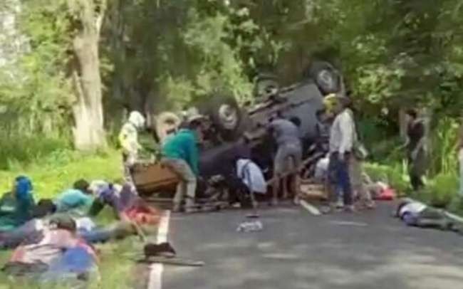 Kecelakaan mobil pick up mengangkut 27 buruh tani terbalik di Bondowoso memakan korban total tujuh orang meninggal dunia. (Foto: Tangkapan layar)