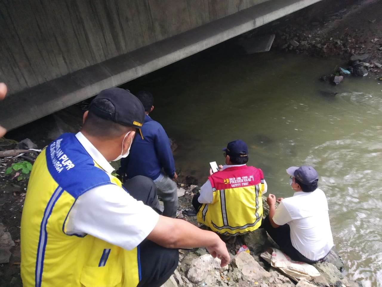 Petugas Balai Besar Pembangunan Jalan Nasional (BBPJN) Jawa Timur memeriksa kondisi jembatan ambrol di Lamongan (Foto : Imron Rosidi/ngopibareng.id)