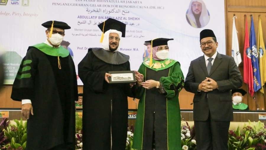 Penganugerahan Gelar Honoris Causa kepada Menteri Urusan Islam, Dakwah, dan Penyuluhan Arab Saudi, Syaikh Abdullatif oleh UIN Jakarta. (Foto: Kemenag)