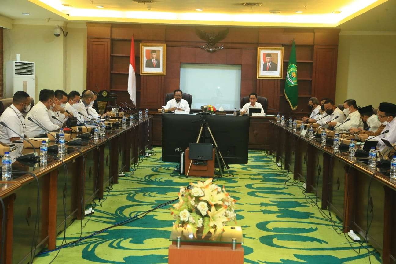 Menteri Agama Yaqut Cholil Qoumas dalam rapat di jajaran Kemenag, Jakarta. (Foto: Kemenag)