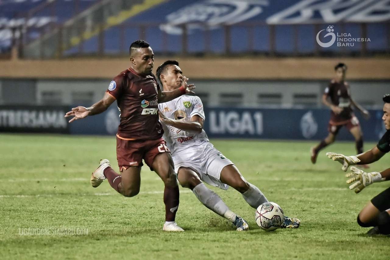 Pemain Persebaya, Rizky Ridho (putih) mencoba menghalau pergerakan pemain Borneo FC Terens Puhiri. (Foto: LIB)