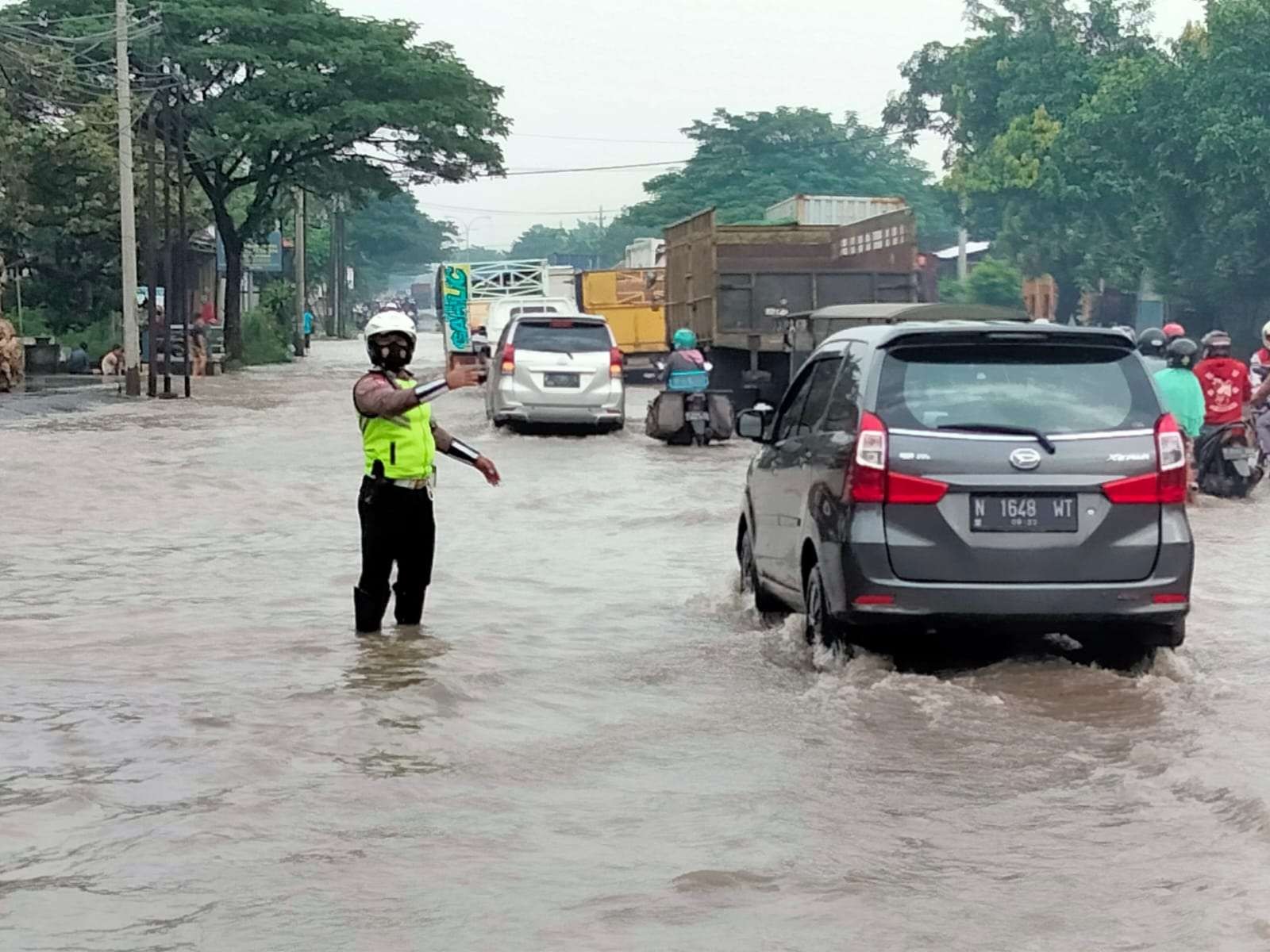 Banjir yang mengenangi jalur Pantura Pasuruan (istimewa)