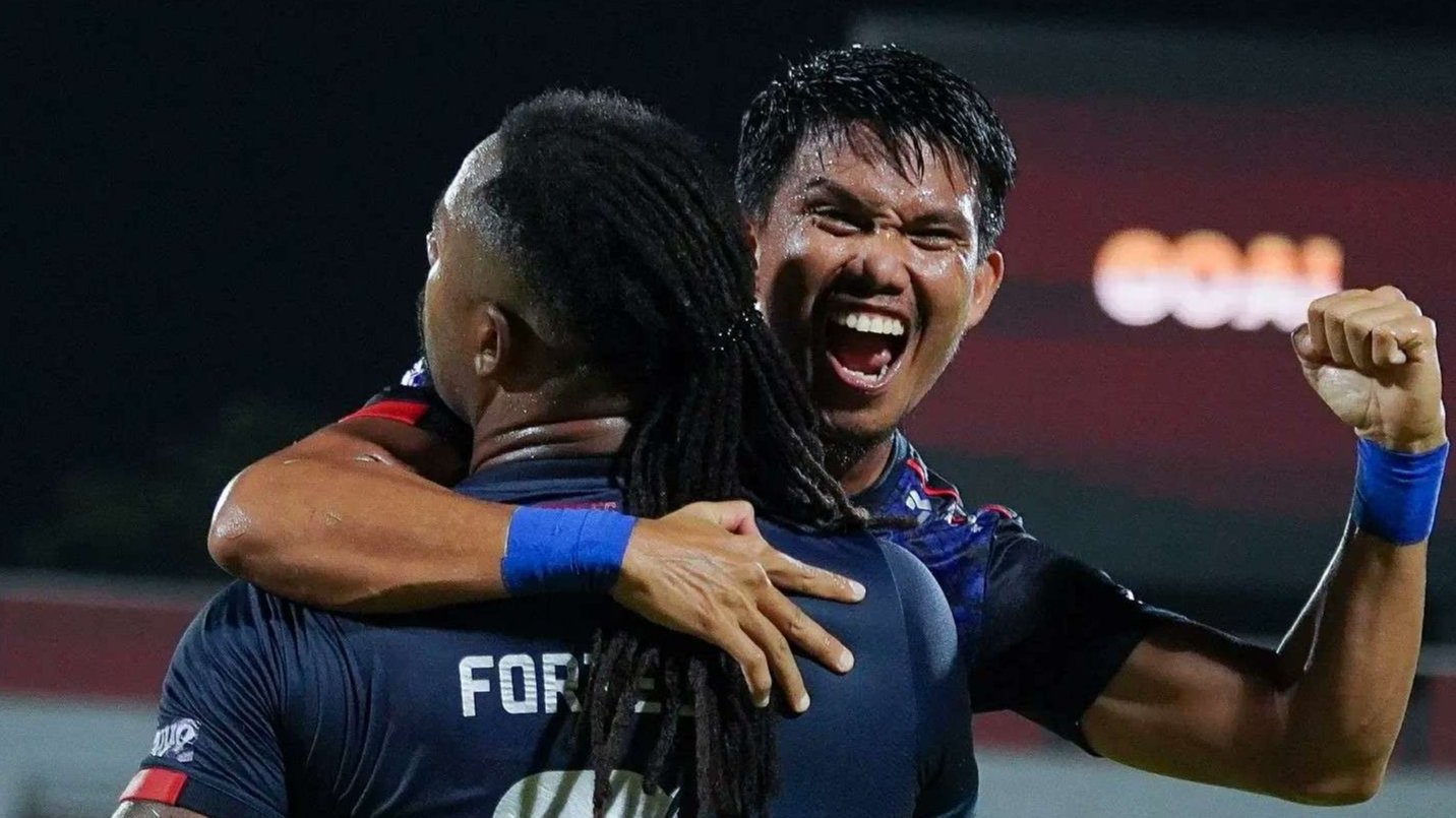 Carlos Fortes merayakan gol kemenangannya yang dicetak pada menit 85. (Foto: Twitter @AremaOfficial)