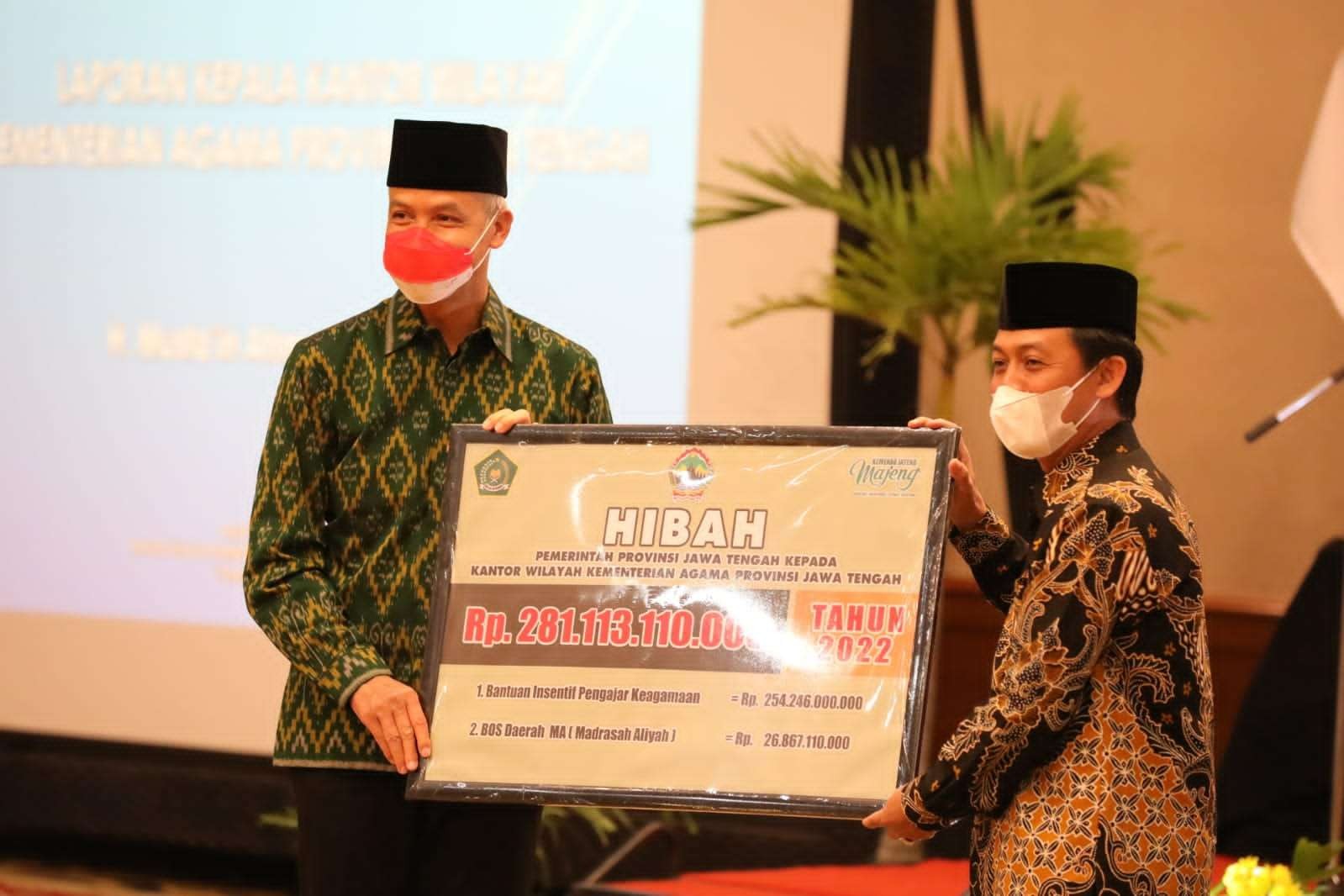 Gubernur Jateng Ganjar Pranowo saat menyerahkan secara simbolis hibah Rp281 miliar kepada Kanwil Kementerian Agama Jawa Tengah. (Foto: dok. Humas Pemprov Jateng)