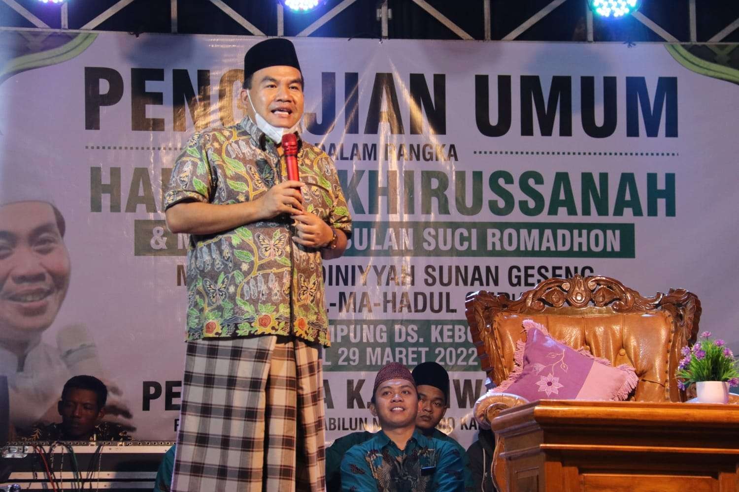 Bupati Blora Arief Rohman, memberikan sambutan dalam pengajian umum dalam rangka Haflah Akhirussanah dan menyambut bulan suci Ramadan, di Desa Kebonrejo Kecamatan Banjarejo, Blora, Selasa 29  Maret 2022 malam. (Foto: ist)