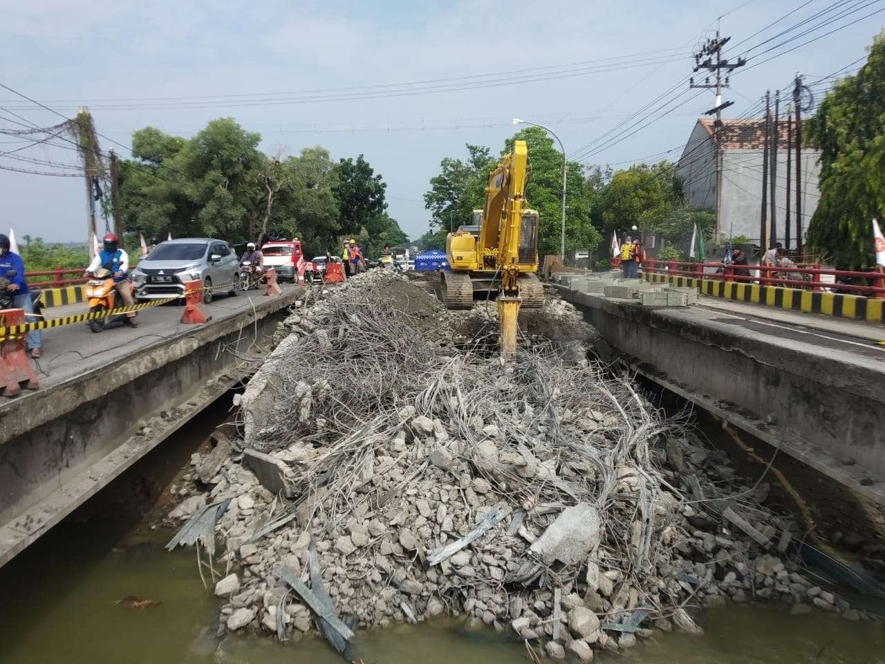 Proses penghancauran Jembatan Ngaglik 1 yang putus. (Foto: Imron Rosidi/Ngopibareng.id)