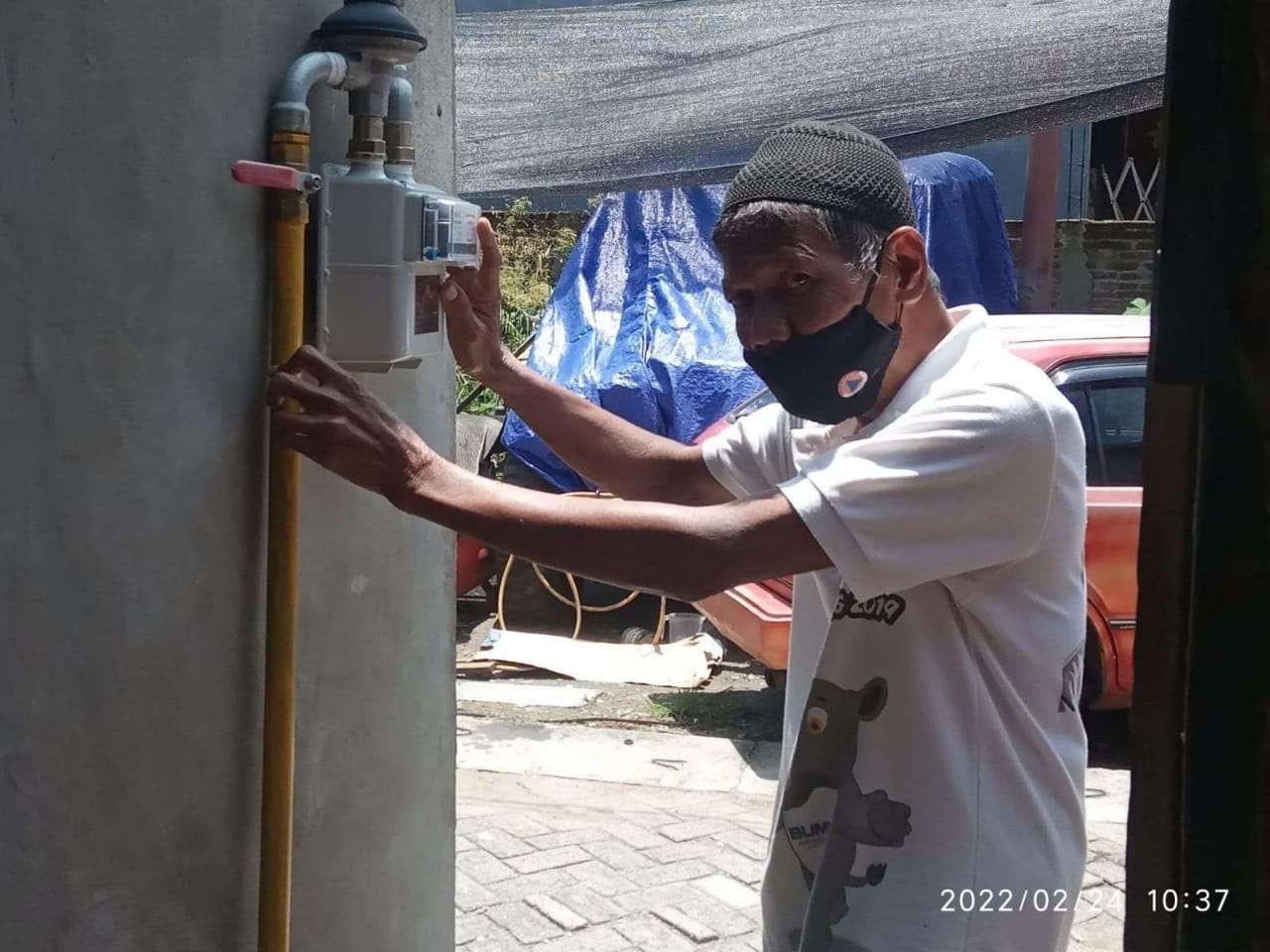 Utomo,59, tahun, warga Kelurahan Klangon, Kecamatan Bojonegoro, salah satu penerima program Jaringan Gas Rumah Tangga di Bojonegoro.(Foto: Sujatmiko/Ngopibareng.id)