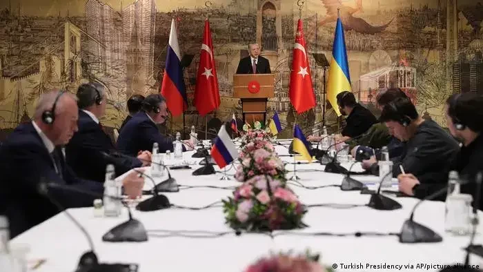 Presiden Turki Erdogan berbicara kepada negosiator Rusia dan Ukraina sebelum pembicaraan tatap muka mereka di Istanbul. (Foto: dw.com)