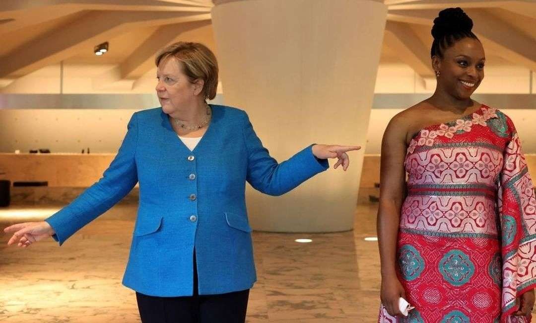 Gaun Kanselir Jerman, Merkel ketika bertemu Cimamanda. (Foto: the guardian)